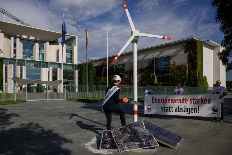Energiewende nicht absägen. Aktion vor dem Kanzleramt © Gordon Welters / WWF