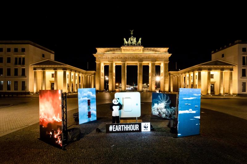 Einige Sekunden vor der Earth Hour 2021 am Brandenburger Tor © Jörg Farys - WWF