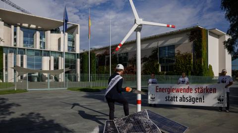 Energiewende nicht absägen. Aktion vor dem Kanzleramt © Gordon Welters / WWF